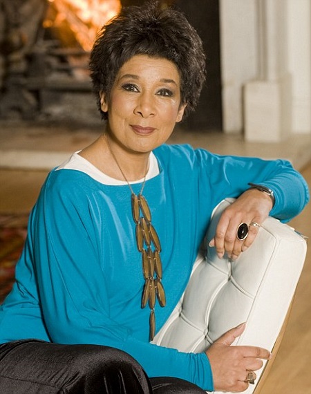 Moira Stuart, still not Married and is focused on a Career: See her