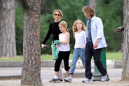 William H. Macy and Felicity Huffman with their daughters
