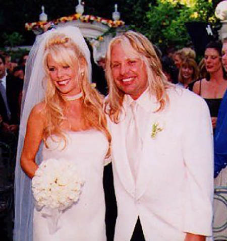 Heidi Mark weds Vince Neil. 
