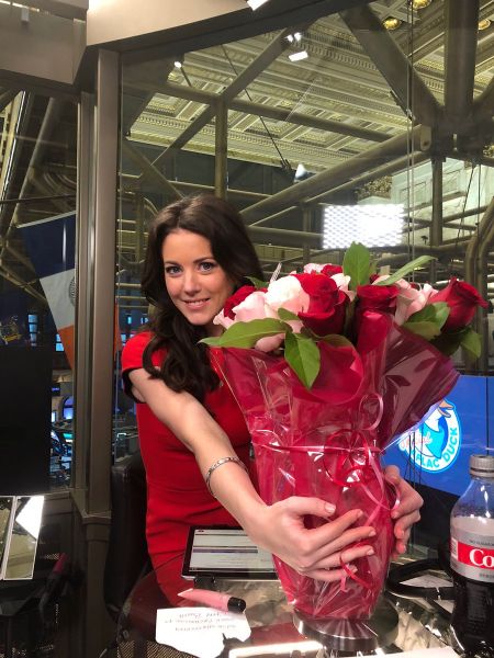 A beautiful CNN journalist aka, Julia Chatterley, with a lovely bouquet. 