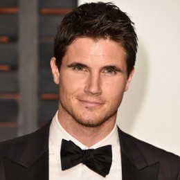 
Robbie Amell 