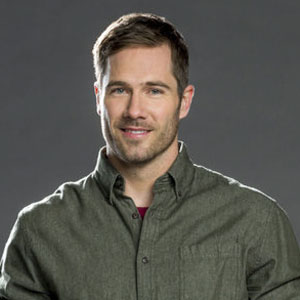 Luke Macfarlane barefoot