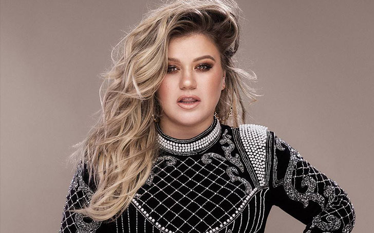 Kelly Clarkson glad with her growing child 